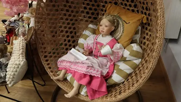 Wystawa porcelany i kolekcjonerskich lalek w Ogrodzieńcu przyciąga tłumy