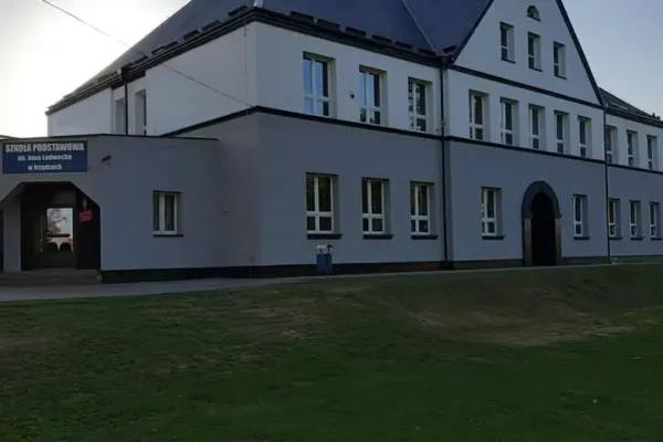 Uczniowie z Irządz oddali hołd zmarłym nauczycielom