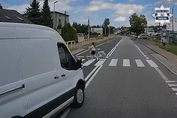Policja w Zawierciu szuka świadków. Kierowca Forda wyprzedzał na przejściu dla pieszych