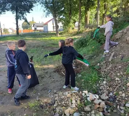 Sprzątanie Świata w Irządzach – uczniowie zadbali o swoją okolicę