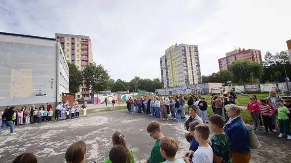 Próbna ewakuacja w Szkole Podstawowej nr 4 w Zawierciu z udziałem strażaków