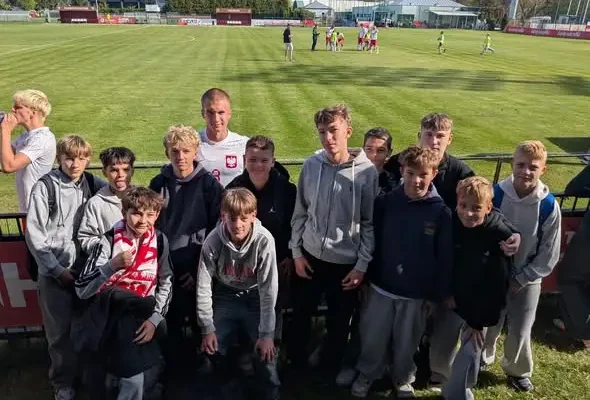 Młodzi piłkarze ze szkoły w Wiązownie na meczu Polski z Gruzją