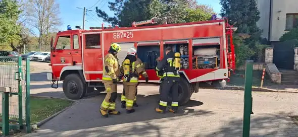 Próbna ewakuacja w SP2 w Porębie. Uczniowie opuścili szkołę w minutę