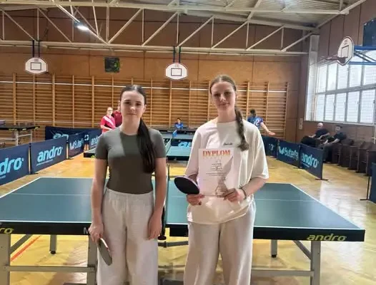Powiatowe zawody w tenisie stołowym: uczennice z Poręby z IV miejscem