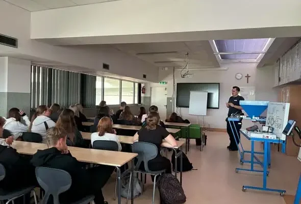 Policjant z Zawiercia o odpowiedzialności prawnej nieletnich w ZSCKR w Żarnowcu
