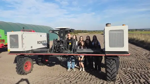 Żarnowiec: internatowi mieszkańcy poznają rolnictwo 4.0 – robot Robotti i drony