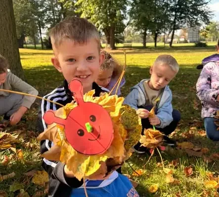 Jesienny spacer klasy 1B – kreatywna lekcja przyrody w parku