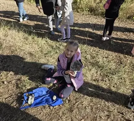 Leśna lekcja klas 1–3: uczniowie tworzyli „leśne pizze” z darów jesieni