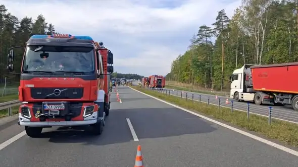 Dwa zdarzenia na DK78 w Porębie: pożar naczepy i karambol ośmiu pojazdów
