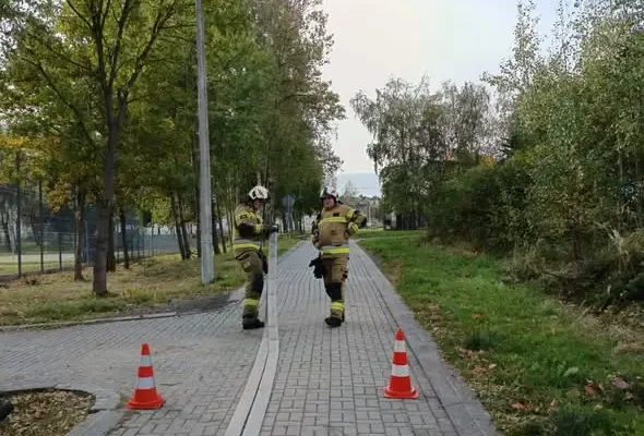 Gminne ćwiczenia OSP w Porębie: strażacy ochotnicy trenowali gaszenie pożaru nieużytków nad jeziorem