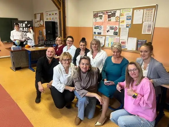 Dzień Edukacji Narodowej w SP3: nauczyciele na wybiegu, uczniowie w roli projektantów