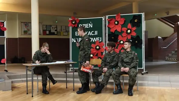 Dzień Edukacji Narodowej w pilickim liceum – ślubowanie pierwszaków i przekazanie sztandaru