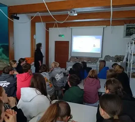 Siódmoklasiści z Poręby odkrywali prehistorię i kulisy kina