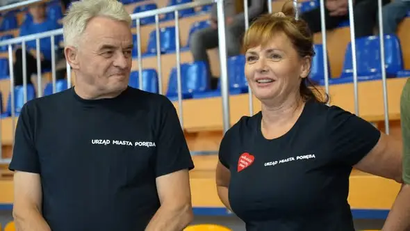 Mecz towarzyski w Porębie połączył młodych piłkarzy z urzędnikami
