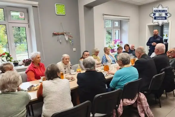 Dzielnicowy z Ogrodzieńca uczył seniorów, jak nie dać się oszukać