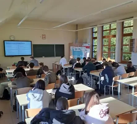 Uczniowie uczą się pracy z AI i zielonej branży na warsztatach Erasmus+