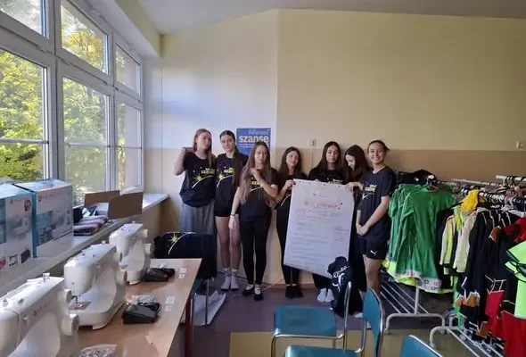 Szpulki talentów: młodzież uczy się szyć i budować relacje