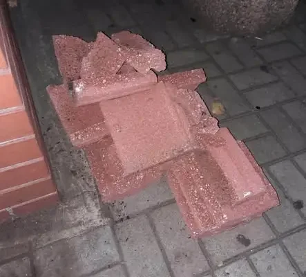 Wandalizm w SP4 Zawiercie: zniszczone doniczki, ławki i stojak na rowery
