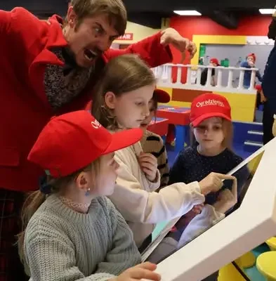 Pierwszoklasiści z Ogrodzieńca odkryli świat Pana Kleksa w Katowicach