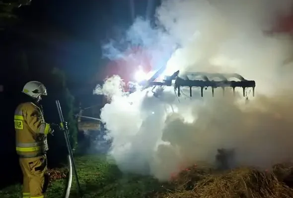 Nocny pożar stodoły w Sadowiu – akcja strażaków trwała do rana