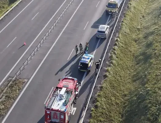 Kolizja na DK 78 w Porębie – auto uderzyło w bariery
