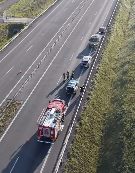 Kolizja na DK 78 w Porębie – auto uderzyło w bariery