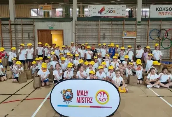 Pierwszoklasiści z Zawiercia na sportowym evencie „Mały Mistrz 2026” w Dąbrowie Górniczej