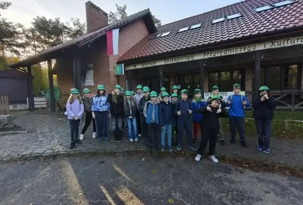Szóstoklasiści z Podlesic odkrywali tajemnice pszczół podczas warsztatów