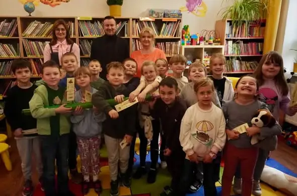 Pasowanie na czytelnika w Porębie – drugoklasiści w bibliotece