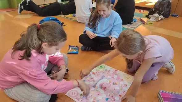 Planszówki na kółku angielskiego – nauka przez zabawę w projekcie „Edukacja równych szans”