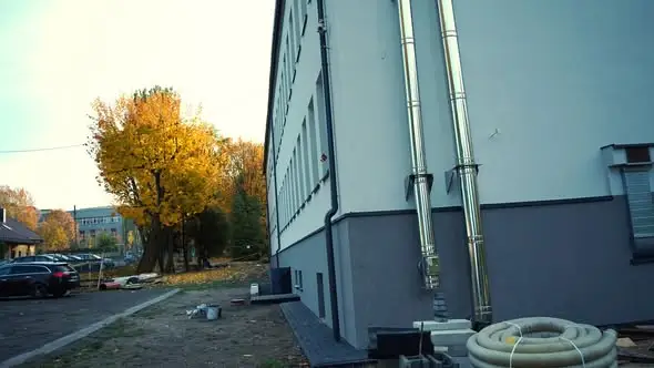Termomodernizacja w Porębie na finiszu – szkoła i przedszkole zyskają nową energię