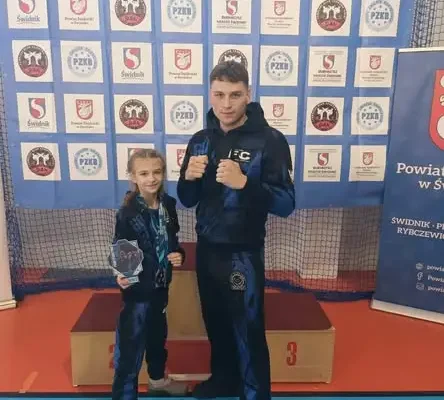 Wiktoria Kreczmer z SP6 Zawiercie zdobyła złoto i srebro na Pucharze Polski Pointfighting