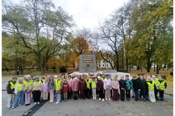 Uczniowie klasy II oddali hołd poległym pod Pomnikiem Nieznanego Żołnierza