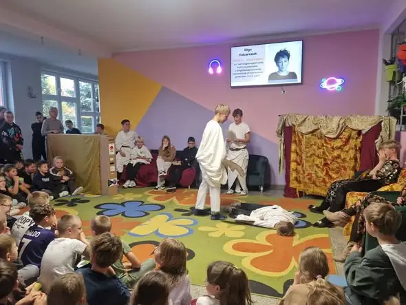 Uczniowie klasy 6a wystawili „Mit o Minotaurze” w ramach Dni Erasmusa