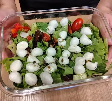 Uczniowie ze Szkoły Podstawowej w Irządzach tworzą zdrowe lunch boxy w ramach programu „Profilaktyka Podaj Dalej”