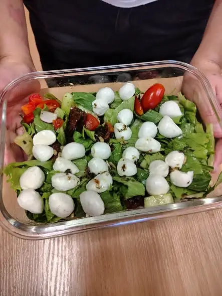 Uczniowie ze Szkoły Podstawowej w Irządzach tworzą zdrowe lunch boxy w ramach programu „Profilaktyka Podaj Dalej”