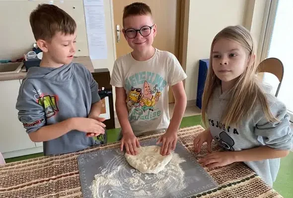 Włoska pizza i lemoniada – kulinarna lekcja w klasie 3b w Żarnowcu