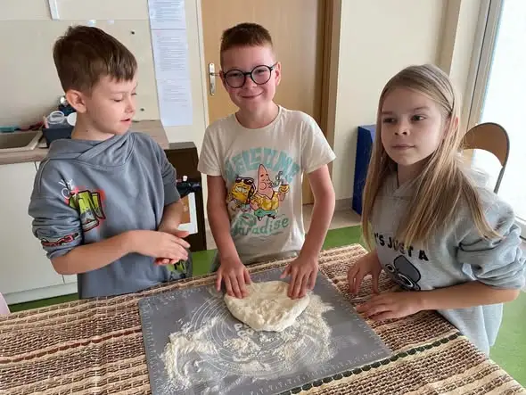 Włoska pizza i lemoniada – kulinarna lekcja w klasie 3b w Żarnowcu